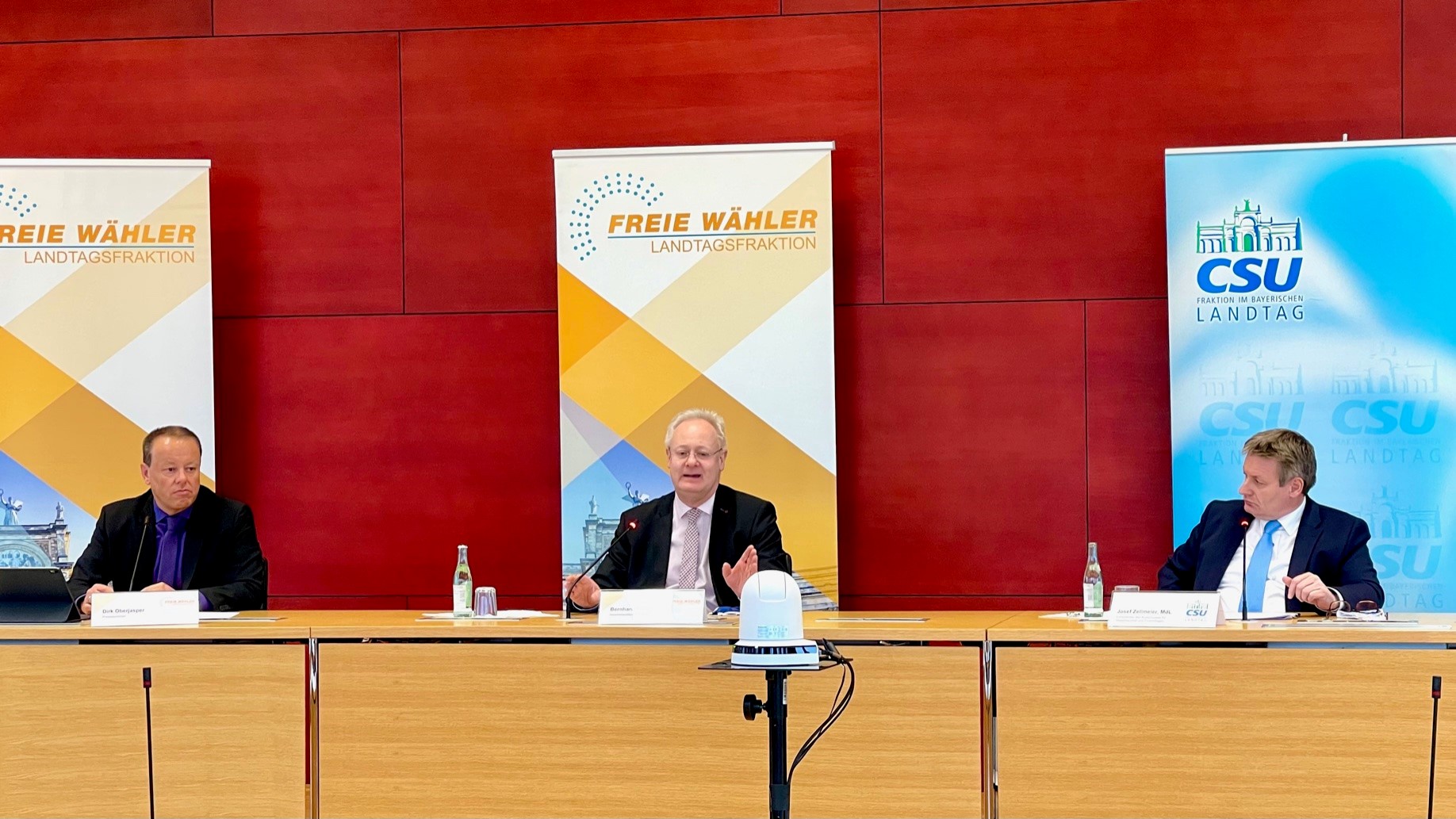 Gemeinsame Pressekonferenz der Regierungspartner: (von links) Pressesprecher Dirk Oberjasper, Haushaltsexperte Bernhard Pohl (FREIE WÄHLER) und Josef Zellmeier, haushaltspolitischer Sprecher der CSU-Fraktion. 